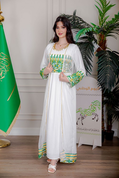 جلابية نسائية لليوم الوطني قطعتين لون أبيض مزينة بتطريز تراثي من الأمام و الأطراف ياقة دائرية