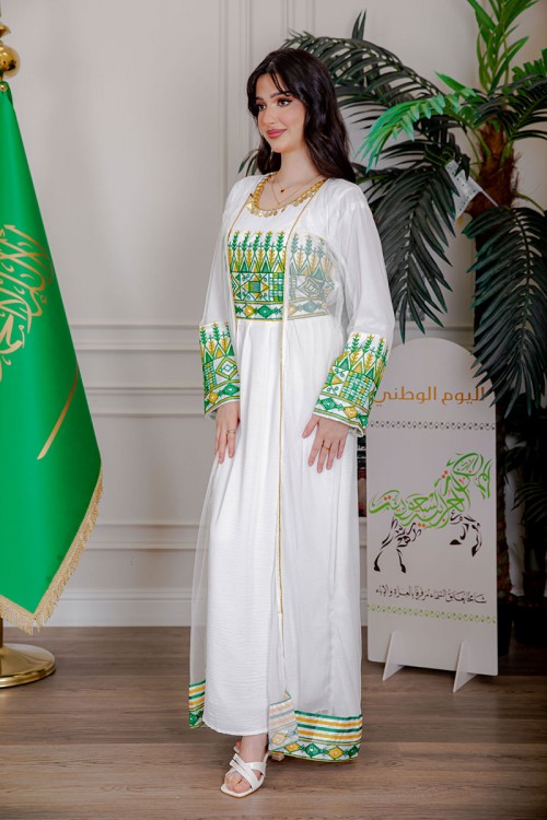 جلابية نسائية لليوم الوطني قطعتين لون أبيض مزينة بتطريز تراثي من الأمام و الأطراف ياقة دائرية