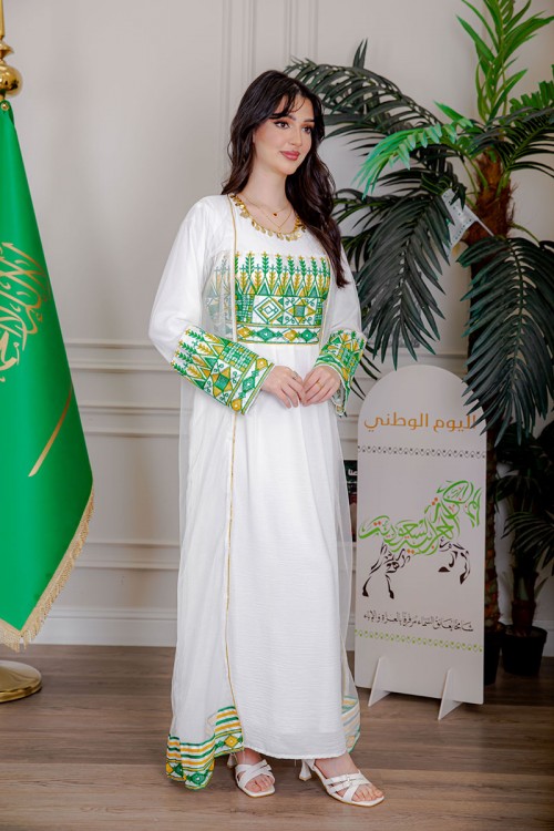 جلابية نسائية لليوم الوطني قطعتين لون أبيض مزينة بتطريز تراثي من الأمام و الأطراف ياقة دائرية
