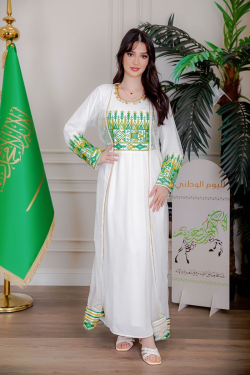 جلابية نسائية لليوم الوطني قطعتين لون أبيض مزينة بتطريز تراثي من الأمام و الأطراف ياقة دائرية