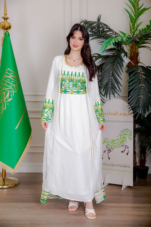جلابية نسائية لليوم الوطني قطعتين لون أبيض مزينة بتطريز تراثي من الأمام و الأطراف ياقة دائرية