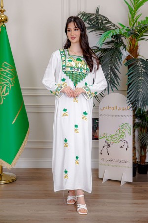 جلابية نسائية لليوم الوطني لون أبيض مزينة بتطريز شعار المملكة العربية السعودية سيفين و نخلة و بياقة مربعة