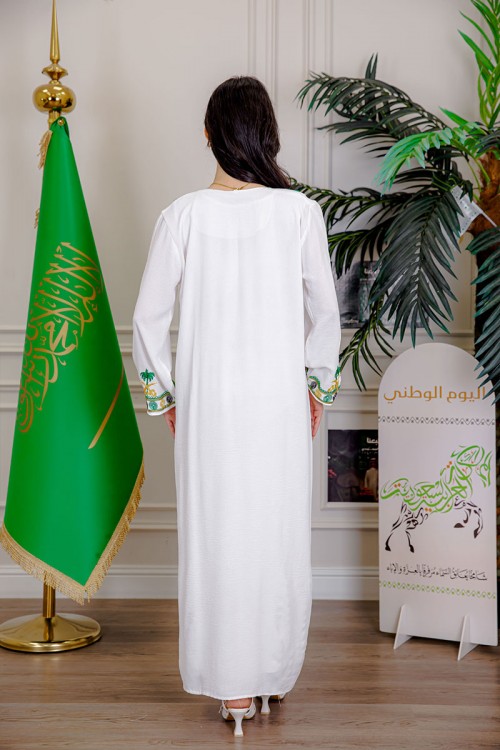 جلابية نسائية لليوم الوطني لون أبيض مزينة بتطريز شعار المملكة العربية السعودية سيفين و نخلة و بياقة مربعة