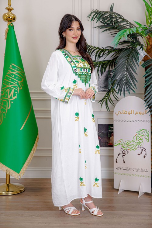 جلابية نسائية لليوم الوطني لون أبيض مزينة بتطريز شعار المملكة العربية السعودية سيفين و نخلة و بياقة مربعة
