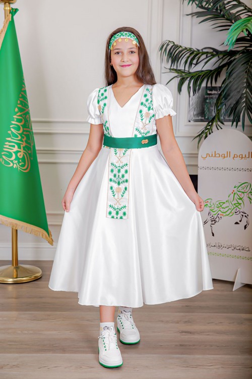 فستان بناتي لليوم الوطني لون أبيض مزين بتطريز تراثي بياقة قصة سبعة و أكمام قصيرة و رباط في الخصر