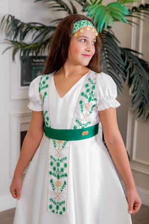 فستان بناتي لليوم الوطني لون أبيض مزين بتطريز تراثي بياقة قصة سبعة و أكمام قصيرة و رباط في الخصر 