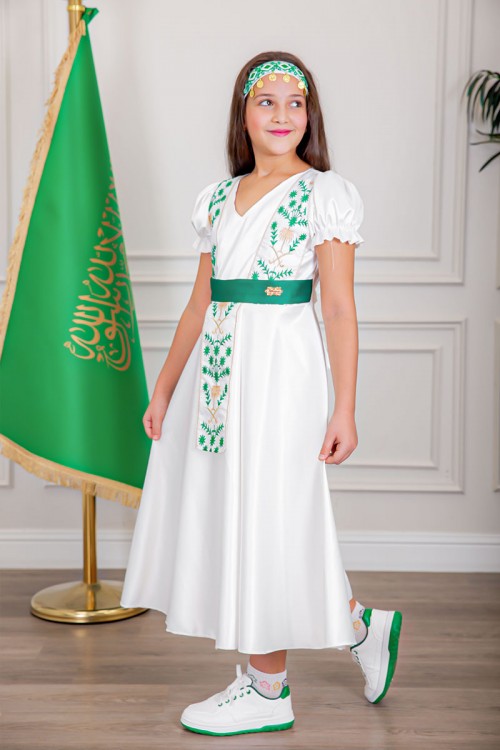فستان بناتي لليوم الوطني لون أبيض مزين بتطريز تراثي بياقة قصة سبعة و أكمام قصيرة و رباط في الخصر