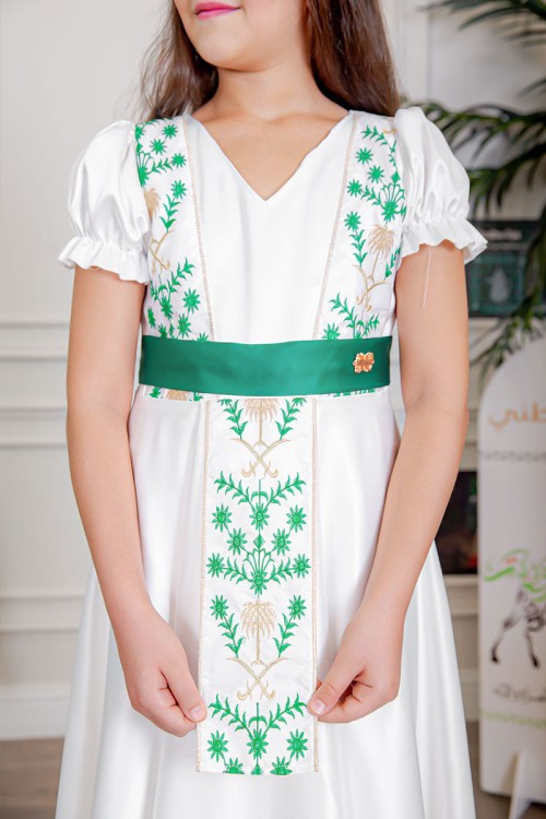 فستان بناتي لليوم الوطني لون أبيض مزين بتطريز تراثي بياقة قصة سبعة و أكمام قصيرة و رباط في الخصر