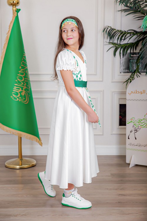 فستان بناتي لليوم الوطني لون أبيض مزين بتطريز تراثي بياقة قصة سبعة و أكمام قصيرة و رباط في الخصر