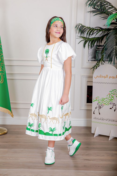 فستان بناتي لليوم الوطني لون أبيض مزين بتطريز تراثي بياقة دائرية و أكمام قصيرة و رباط في الخصر