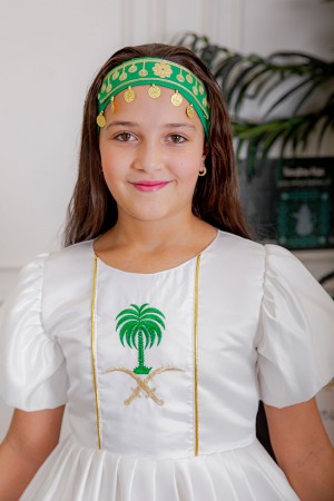 فستان بناتي لليوم الوطني لون أبيض مزين بتطريز تراثي بياقة دائرية و أكمام قصيرة و رباط في الخصر