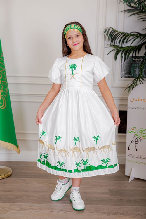 فستان بناتي لليوم الوطني لون أبيض مزين بتطريز تراثي بياقة دائرية و أكمام قصيرة و رباط في الخصر