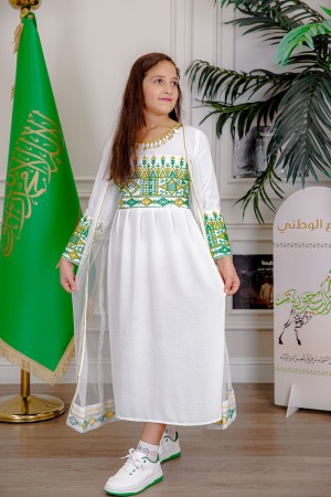 جلابية بناتي قطعتين لليوم الوطني لون أبيض مزينة بتطريز تراثي من الأمام و الأطراف 