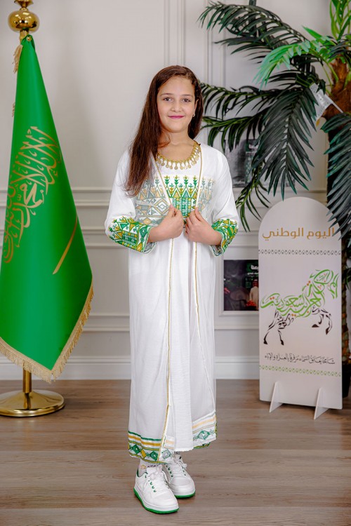 جلابية بناتي قطعتين لليوم الوطني لون أبيض مزينة بتطريز تراثي من الأمام و الأطراف