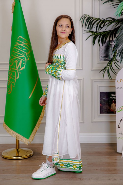 جلابية بناتي قطعتين لليوم الوطني لون أبيض مزينة بتطريز تراثي من الأمام و الأطراف