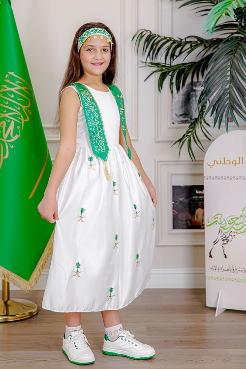 فستان بناتي لون أبيض لليوم الوطني مع وشاح أخضر مزين بتطريز ذهبي بياقة دائرية بدون أكمام و رباط في الخصر