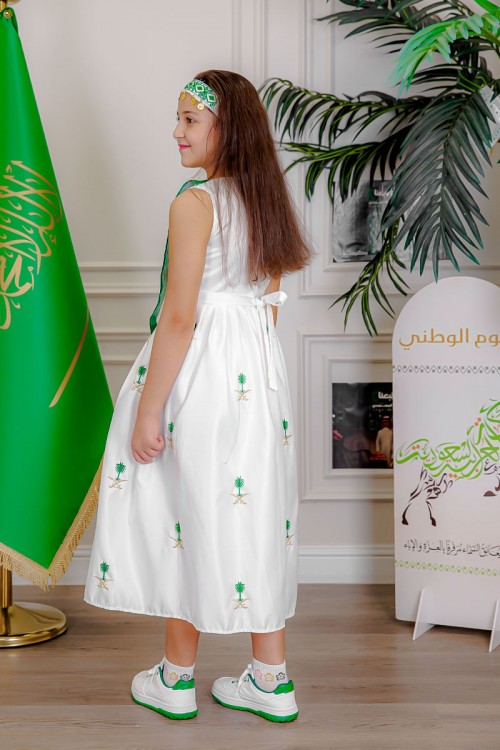 فستان بناتي لون أبيض لليوم الوطني مع وشاح أخضر مزين بتطريز ذهبي بياقة دائرية بدون أكمام و رباط في الخصر