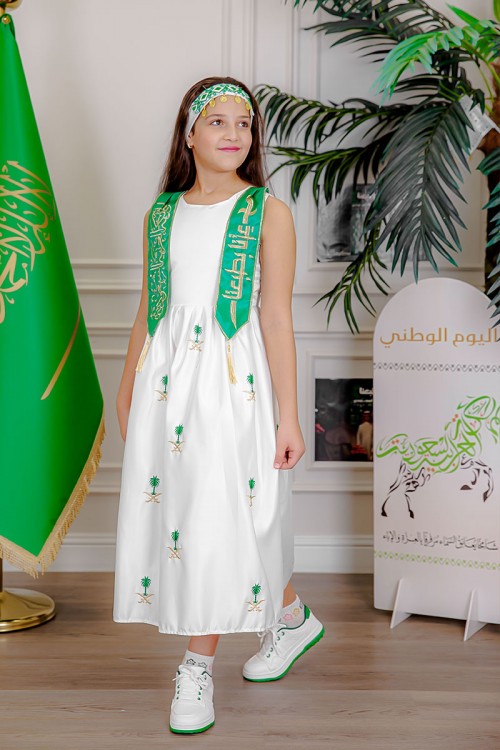 فستان بناتي لون أبيض لليوم الوطني مع وشاح أخضر مزين بتطريز ذهبي بياقة دائرية بدون أكمام و رباط في الخصر