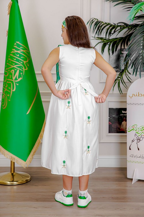 فستان بناتي لون أبيض لليوم الوطني مع وشاح أخضر مزين بتطريز ذهبي بياقة دائرية بدون أكمام و رباط في الخصر