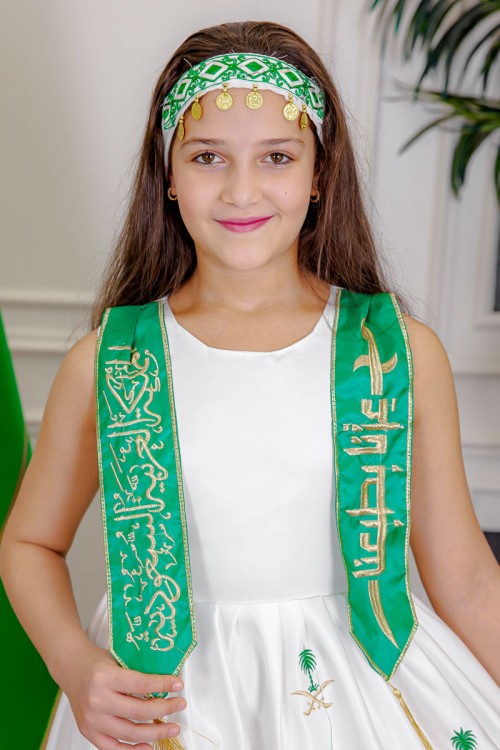 فستان بناتي لون أبيض لليوم الوطني مع وشاح أخضر مزين بتطريز ذهبي بياقة دائرية بدون أكمام و رباط في الخصر