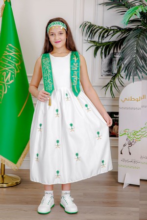 فستان بناتي لون أبيض لليوم الوطني مع وشاح أخضر مزين بتطريز ذهبي بياقة دائرية بدون أكمام و رباط في الخصر 
