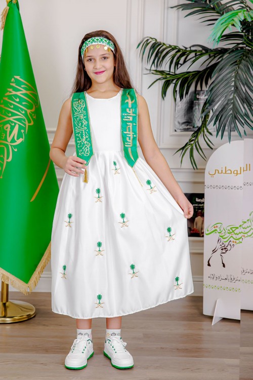 فستان بناتي لون أبيض لليوم الوطني مع وشاح أخضر مزين بتطريز ذهبي بياقة دائرية بدون أكمام و رباط في الخصر