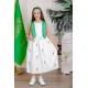 فستان بناتي لون أبيض لليوم الوطني مع وشاح أخضر مزين بتطريز ذهبي بياقة دائرية بدون أكمام و رباط في الخصر