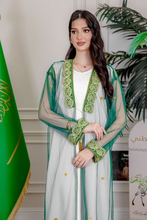 بشت نسائي عسيري لليوم الوطني لون أخضر غامق مزين بتطريز تراثي باللون الذهبي من الأمام و الأطراف و بأكمام طويلة  