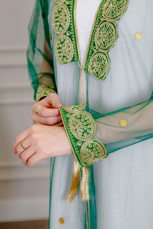 بشت-نسائي-عسيري-لليوم-الوطني-لون-أخضر-غامق-مزين-بتطريز-