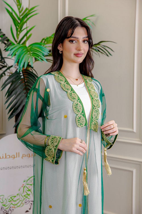 بشت-نسائي-عسيري-لليوم-الوطني-لون-أخضر-غامق-مزين-بتطريز-