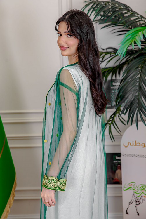 بشت-نسائي-عسيري-لليوم-الوطني-لون-أخضر-غامق-مزين-بتطريز-