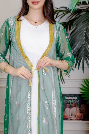 بشت نسائي عسيري لليوم الوطني لون أخضر غامق مزين برسومات تراثية باللون الفضي و بتطريز ذهبي من الأمام و الأطراف و بأكمام طويلة 