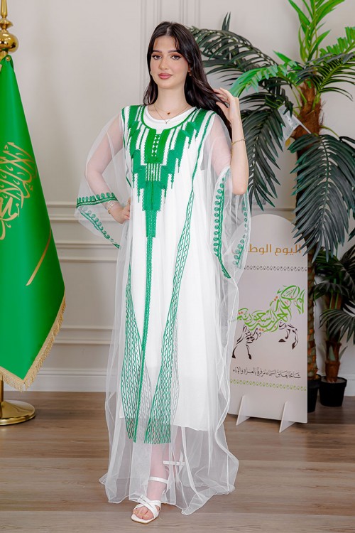 بشت نسائي عسيري لليوم الوطني لون أبيض مزين بتطريز تراثي ياقة دائرية و أكمام طويلة