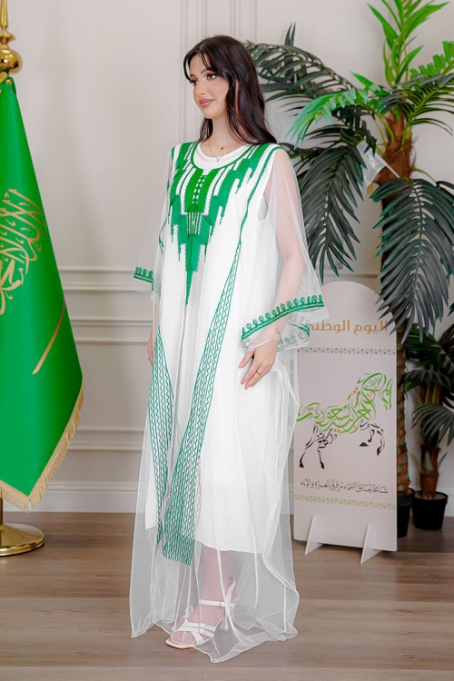 بشت نسائي عسيري لليوم الوطني لون أبيض مزين بتطريز تراثي ياقة دائرية و أكمام طويلة