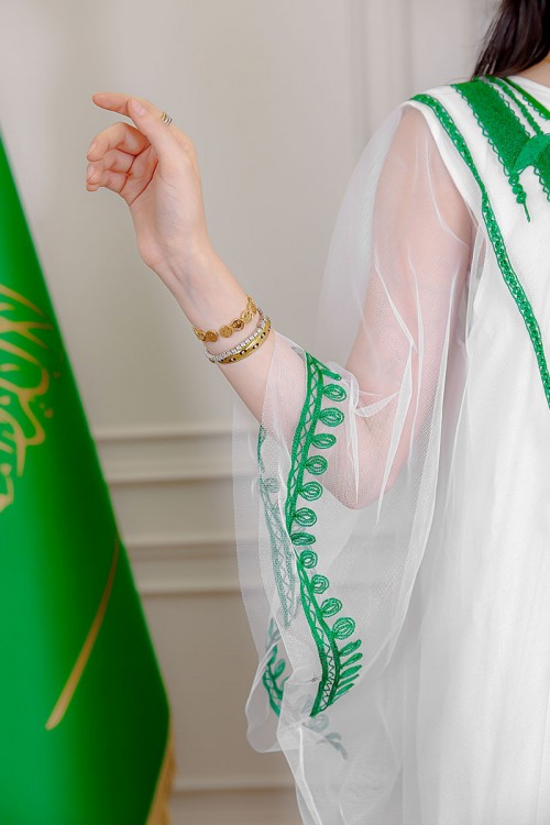 بشت نسائي عسيري لليوم الوطني لون أبيض مزين بتطريز تراثي ياقة دائرية و أكمام طويلة