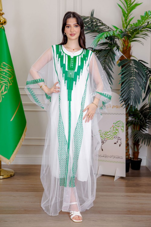 بشت نسائي عسيري لليوم الوطني لون أبيض مزين بتطريز تراثي ياقة دائرية و أكمام طويلة