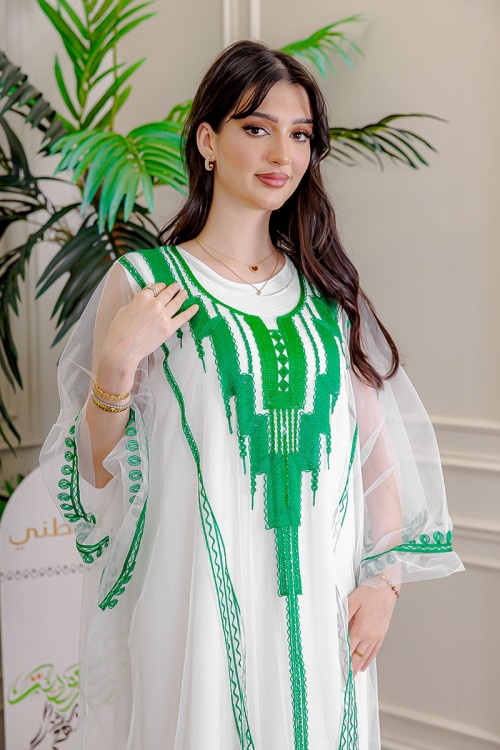 بشت نسائي عسيري لليوم الوطني لون أبيض مزين بتطريز تراثي ياقة دائرية و أكمام طويلة