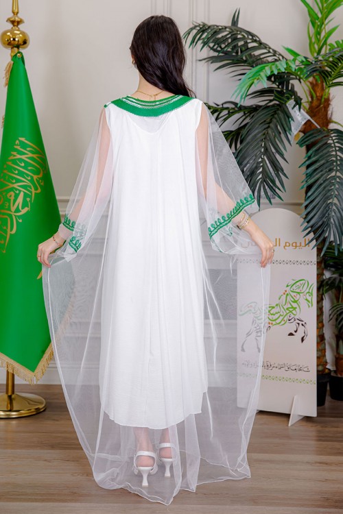 بشت نسائي عسيري لليوم الوطني لون أبيض مزين بتطريز تراثي ياقة دائرية و أكمام طويلة