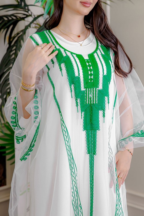 بشت نسائي عسيري لليوم الوطني لون أبيض مزين بتطريز تراثي ياقة دائرية و أكمام طويلة