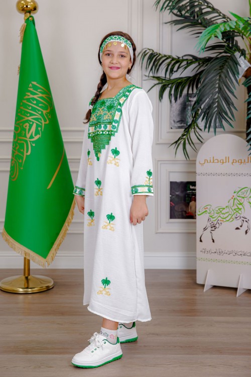 جلابية-بناتي-لليوم-الوطني-لون-أبيض-مزينة-بتطريز-شعار-المملكة-العربية-السعودية-