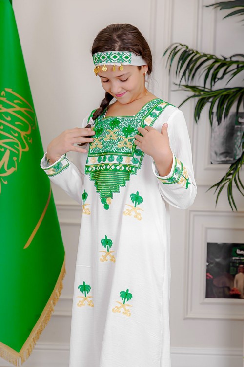 جلابية-بناتي-لليوم-الوطني-لون-أبيض-مزينة-بتطريز-شعار-المملكة-العربية-السعودية-