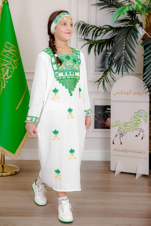 جلابية بناتي لليوم الوطني لون أبيض مزينة بتطريز شعار المملكة العربية السعودية سيفين و نخلة و بياقة مربعة بتطريز تراثي و أكمام طويلة 