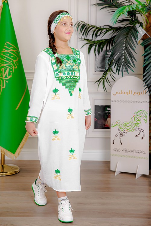 جلابية-بناتي-لليوم-الوطني-لون-أبيض-مزينة-بتطريز-شعار-المملكة-العربية-السعودية-