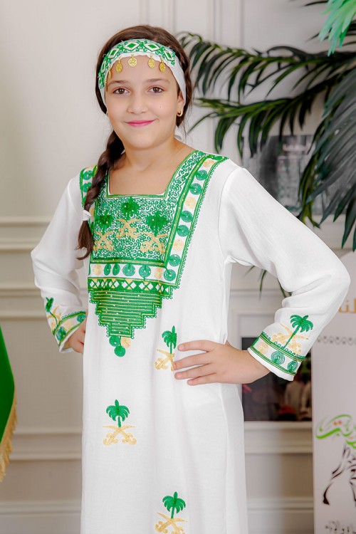 جلابية-بناتي-لليوم-الوطني-لون-أبيض-مزينة-بتطريز-شعار-المملكة-العربية-السعودية-