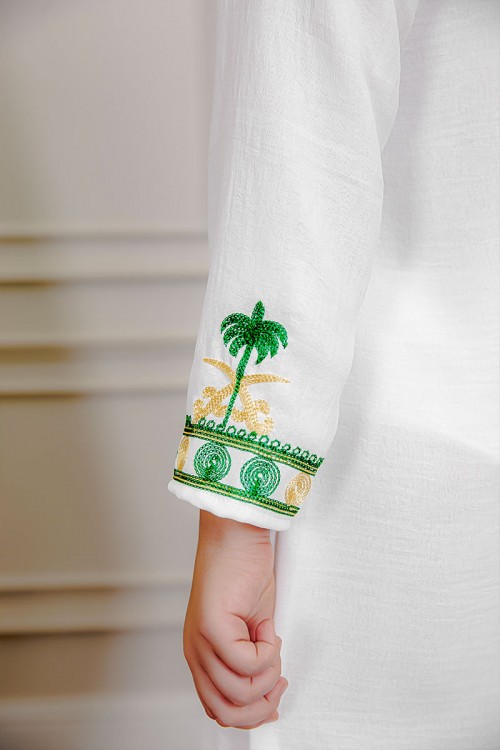 جلابية-بناتي-لليوم-الوطني-لون-أبيض-مزينة-بتطريز-شعار-المملكة-العربية-السعودية-