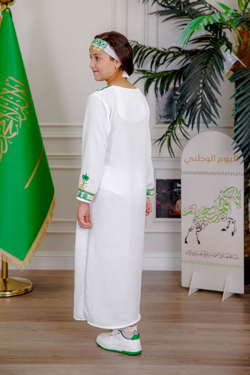 جلابية-بناتي-لليوم-الوطني-لون-أبيض-مزينة-بتطريز-شعار-المملكة-العربية-السعودية-