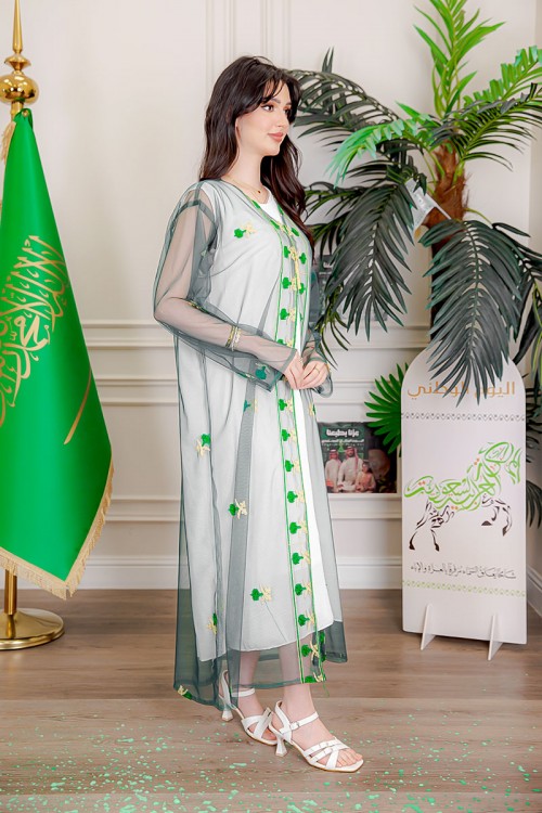 بشت نسائي عسيري لليوم الوطني لون أخضر غامق مزين بتطريز تراثي سيفين و نخلة ياقة قصة سبعة و أكمام طويلة