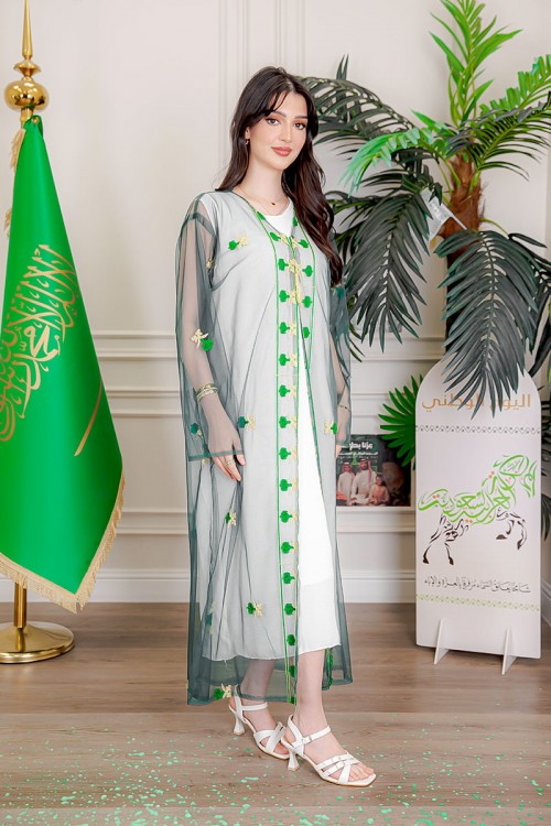 بشت نسائي عسيري لليوم الوطني لون أخضر غامق مزين بتطريز تراثي سيفين و نخلة ياقة قصة سبعة و أكمام طويلة