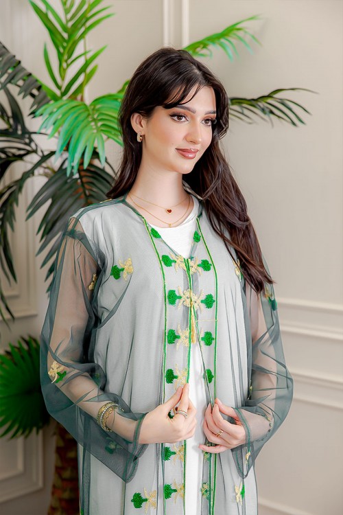 بشت نسائي عسيري لليوم الوطني لون أخضر غامق مزين بتطريز تراثي سيفين و نخلة ياقة قصة سبعة و أكمام طويلة