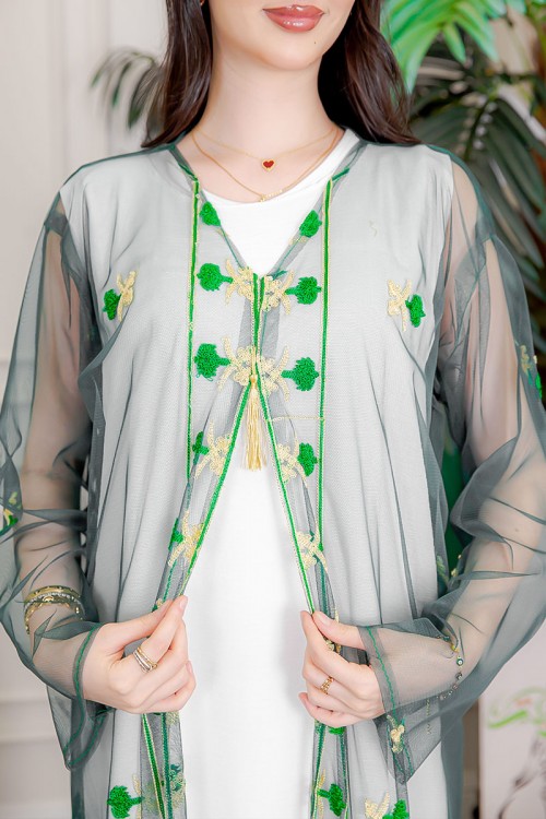بشت نسائي عسيري لليوم الوطني لون أخضر غامق مزين بتطريز تراثي سيفين و نخلة ياقة قصة سبعة و أكمام طويلة